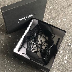 Black wrap-around pumps